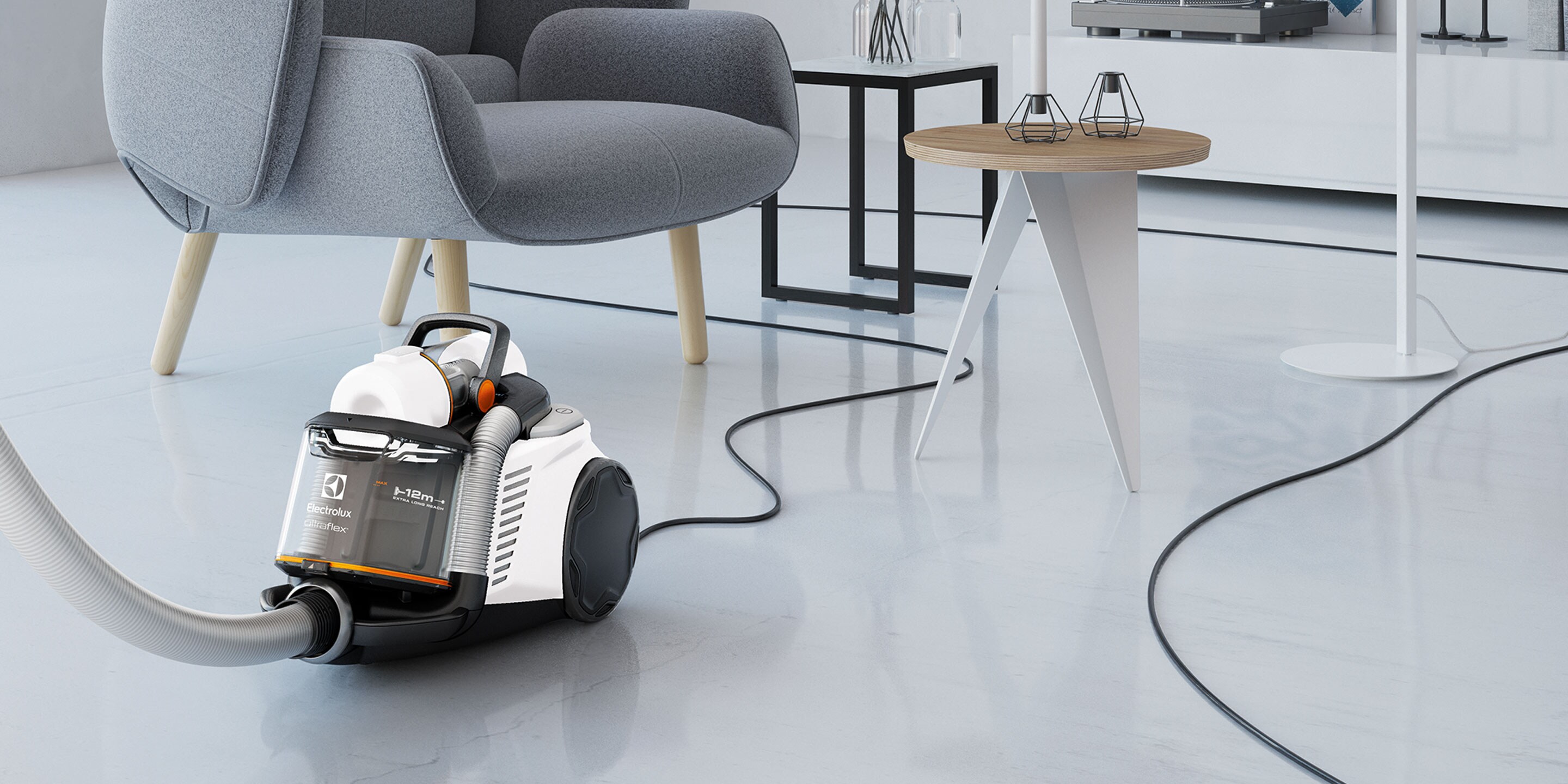 Кто-то использует пылесос Electrolux UltraFlex AnimalCare со сверхдлинным проводом для уборки в гостиной без особых усилий