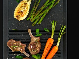 Ягня і морква, які смажаться на plancha-гриль Electrolux