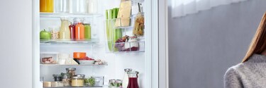 vstraivaemyj dvuhkamernyj holodilnik
