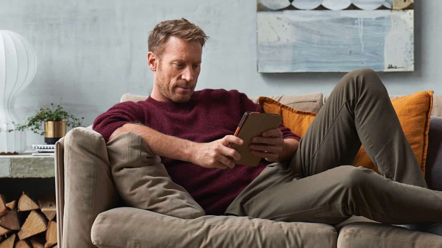 Man sitting in sofa with his phone using the My Electrolux Care App