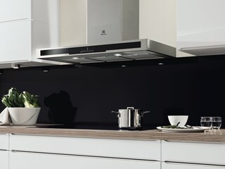 Витяжка Electrolux, яка виходить з робочої поверхні