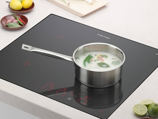 Каструля на індукційній варильній поверхні Electrolux Infinite™ Pure