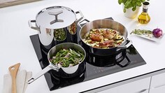 Колекція посуду Electrolux Infinite на індукційній варильній поверхні