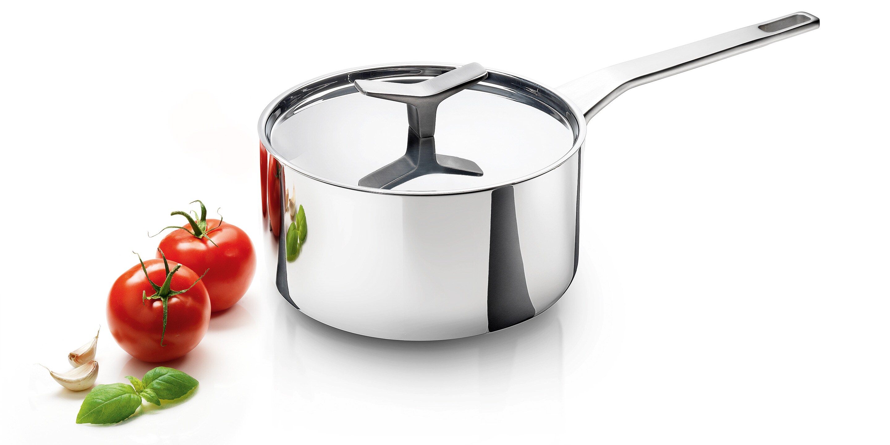 Кастрюля Infinite Chef со свежими помидорами и чесноком