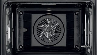 Чиста внутрішня камера духової шафи Electrolux