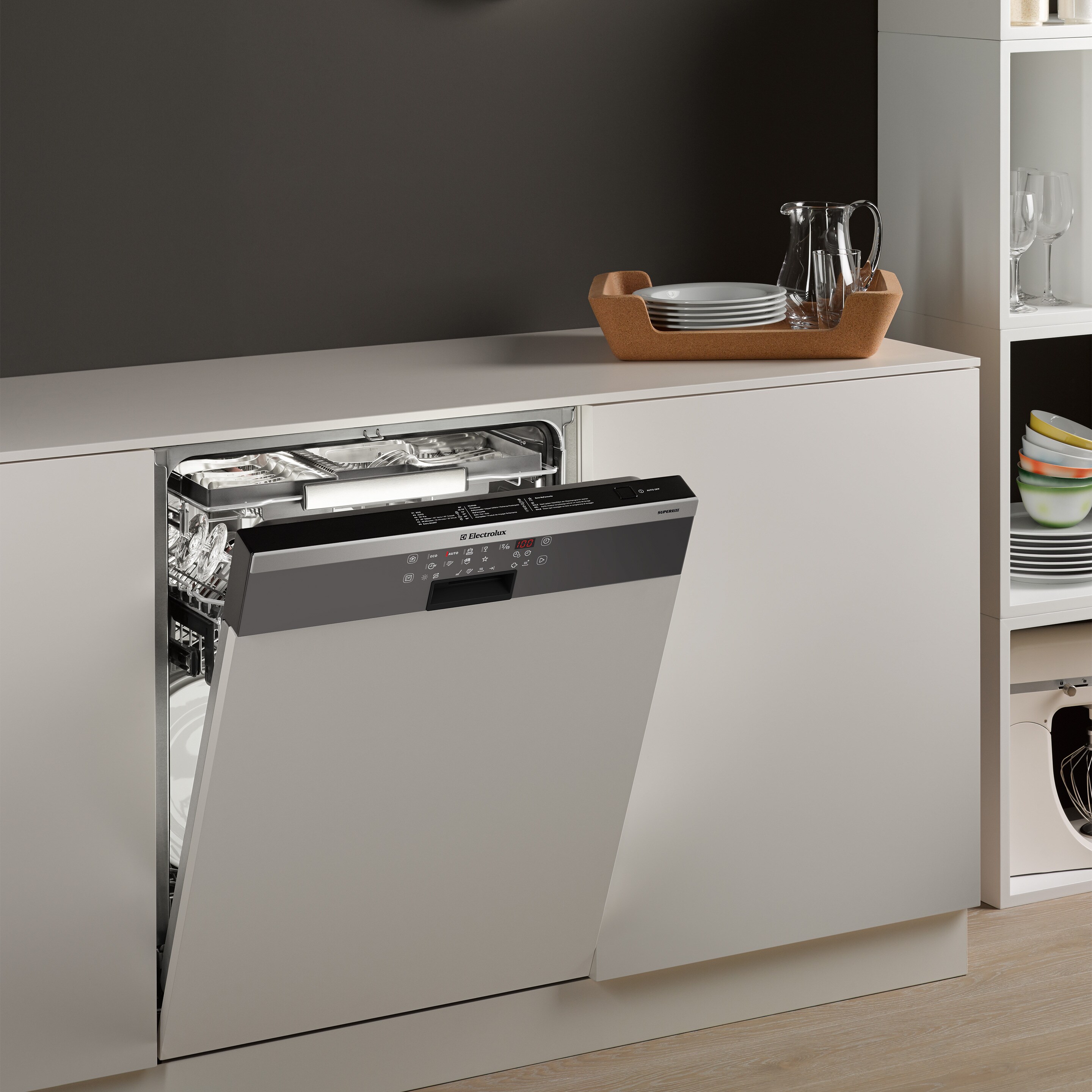 Посудомийна машина Electrolux у кухні