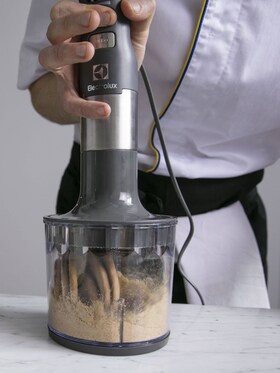 Electrolux Masterpiece Blender измельчает крекеры для основы чизкейка