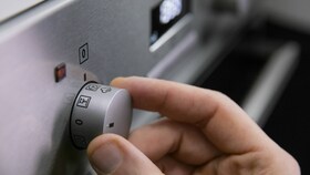 Налийте воду в камеру парової духової шафи та оберіть кнопку PlusSteam на багатофункціональній духовій шафі Electrolux з PlusSteam