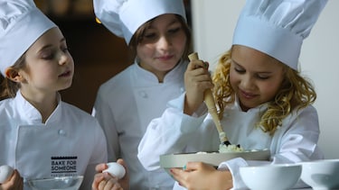 Дети занимаются выпечкой в мобильной кондитерской Electrolux Bake For Someone