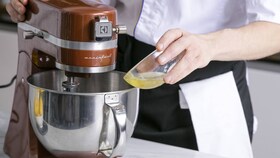 Шеф-повар Electrolux медленно добавляет ингредиенты в меренгу