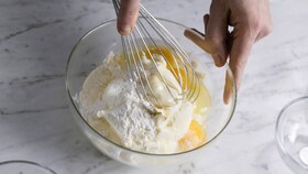 Пекарь Electrolux смешивает все ингредиенты начинки