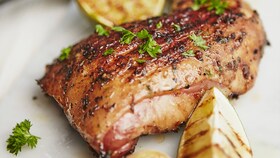 Сочный кусок приготовленного на пару цыпленка