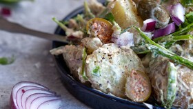 Вкуснейший картофельный салат с майонезом, травами и красным луком