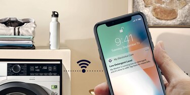 жінка дивиться на застосунок My Electrolux в мобільному телефоні