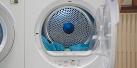 Крупний план м'ячика для сушіння в сушильній машині Electrolux