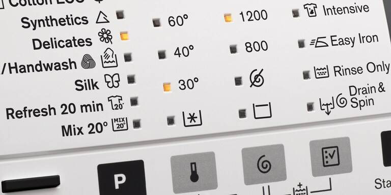 На дисплейной панели UltraCare Eco отображается цикл стирки холодной водой