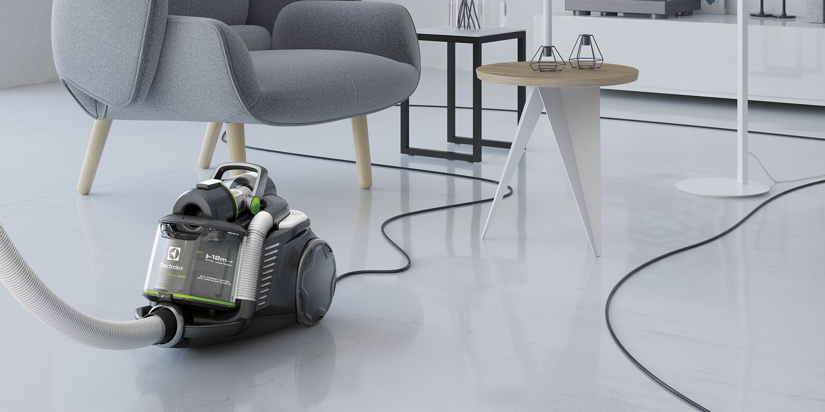 Особа, яка користується надзвичайно довгим проводом Electrolux UltraFlex Green для легкого прибирання вітальні