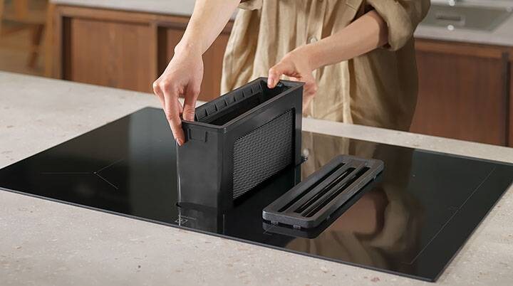 Руки ставлять назад жиропоглинаючий фільтр на витяжку варильної поверхні