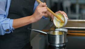 Саша Новикова готовит домашний йогурт