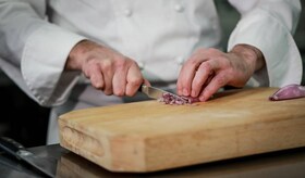 шеф-кухар нарізає цибулю
