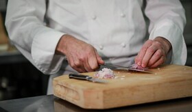 шеф-кухар нарізає половину цибулі