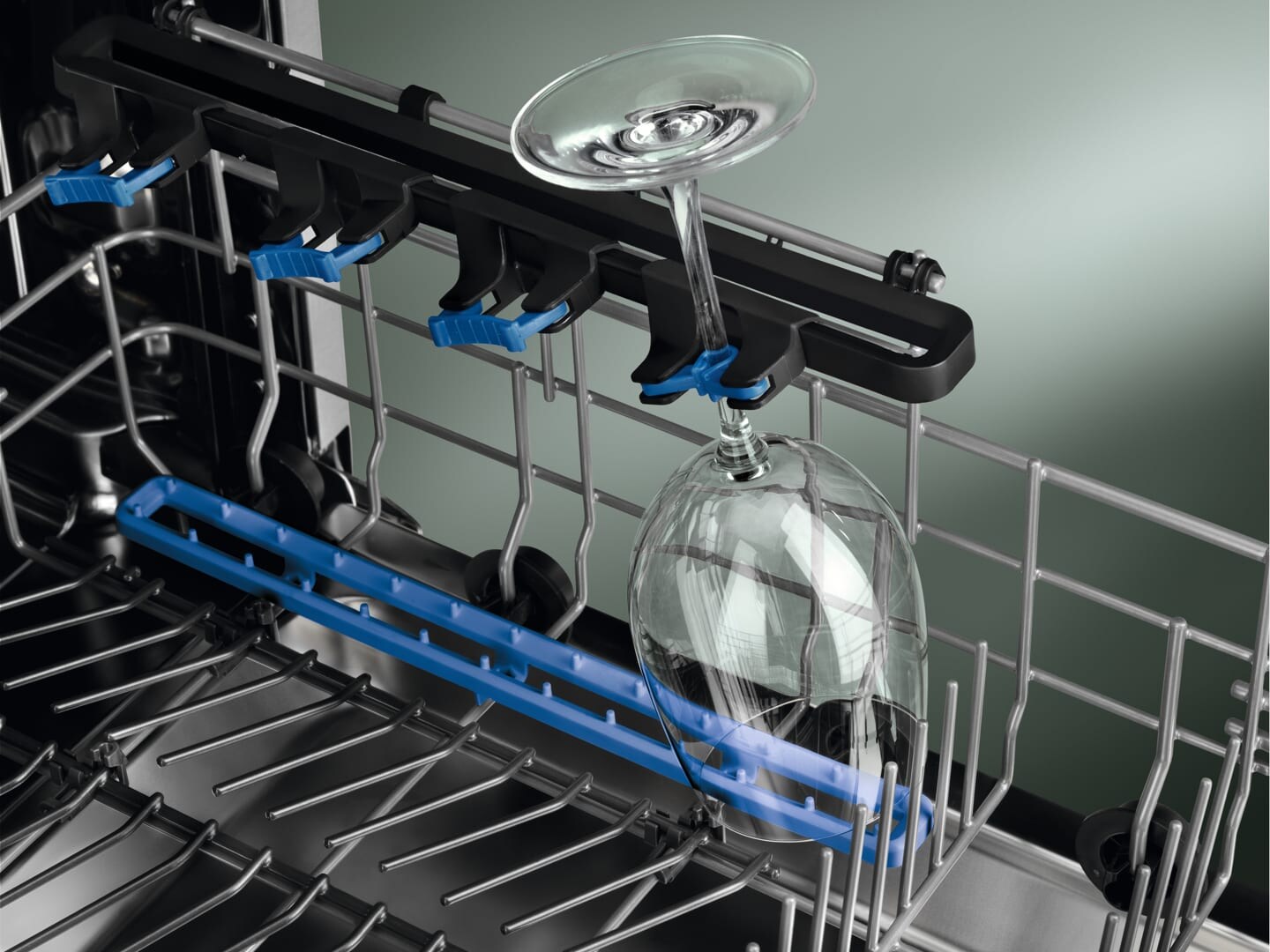 clean glasses in dishwasher