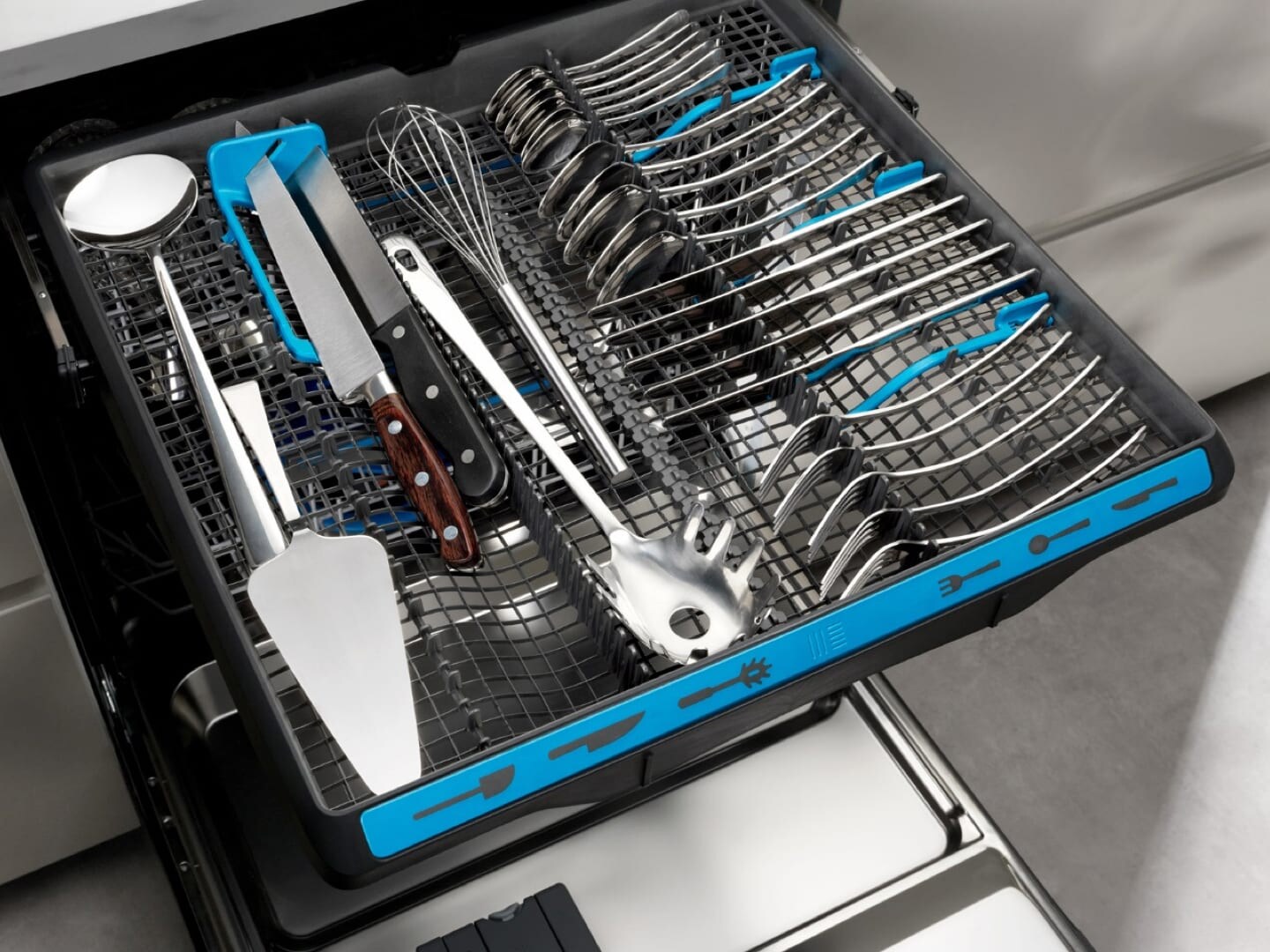 clean dishes in dishwasher