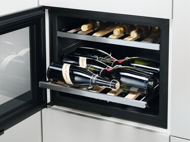 Винна шафа Electrolux